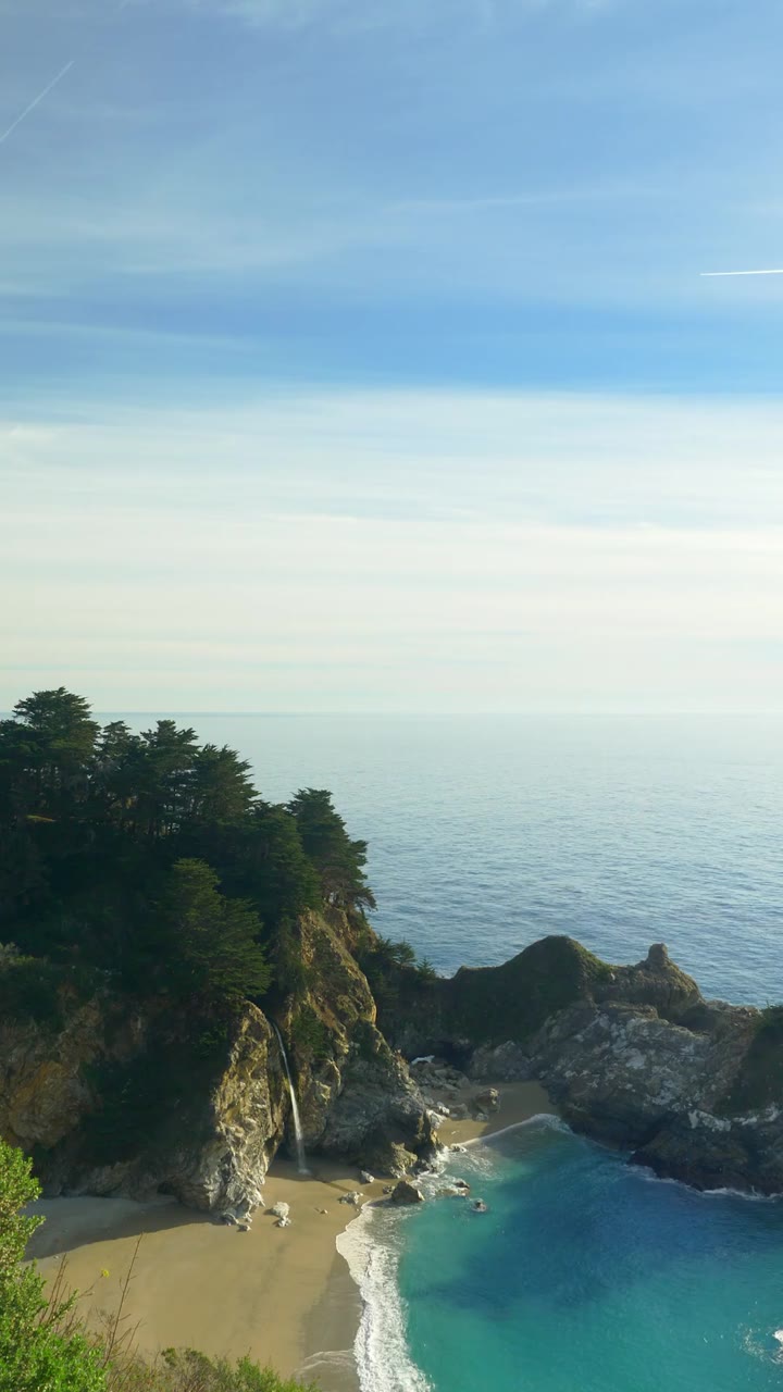 ビッグ・サーのマクウェイ滝 カリフォルニア | Atmoph Window